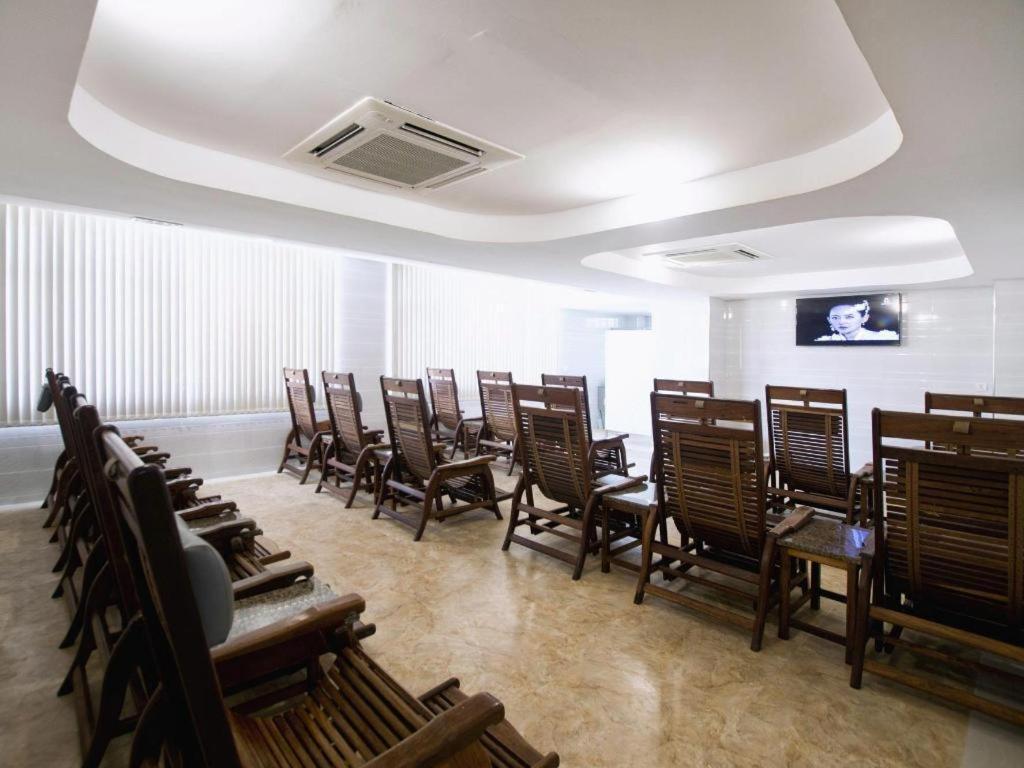 Midland Hotel Phnom Penh Exterior photo